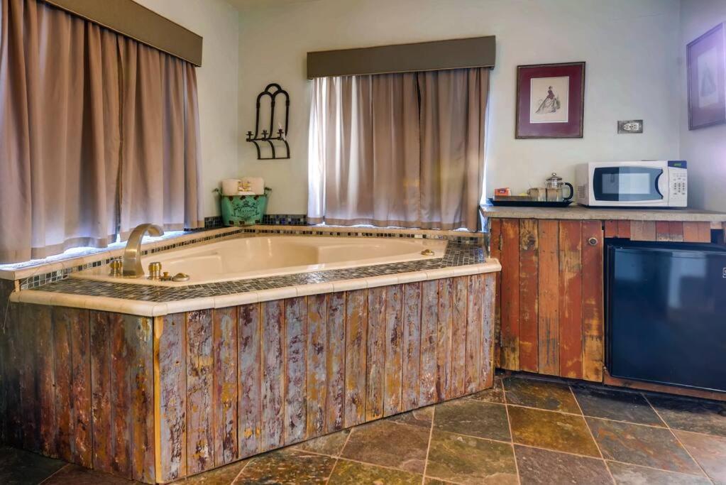 Cliff House Lodge And Hot Tub Cottages Моррісон Екстер'єр фото