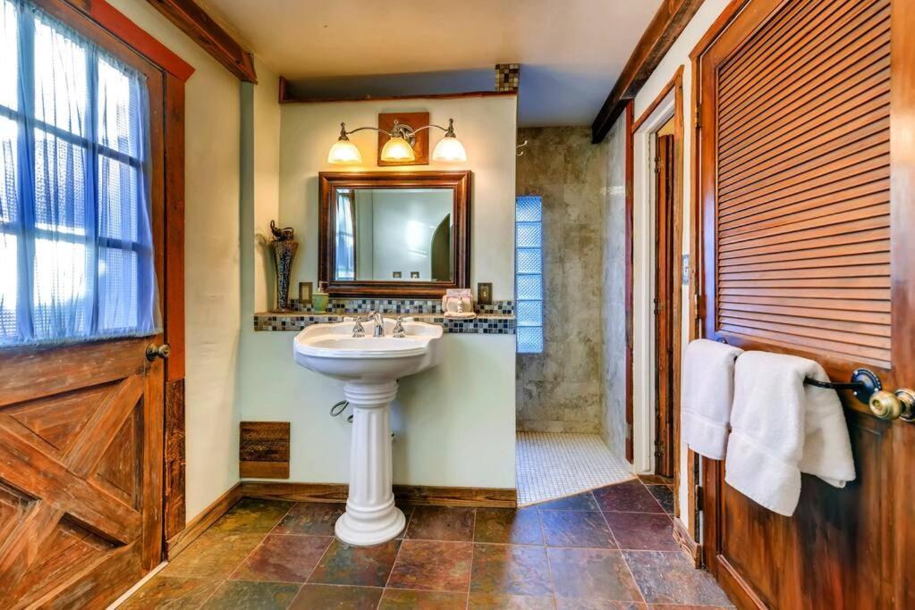 Cliff House Lodge And Hot Tub Cottages Моррісон Екстер'єр фото