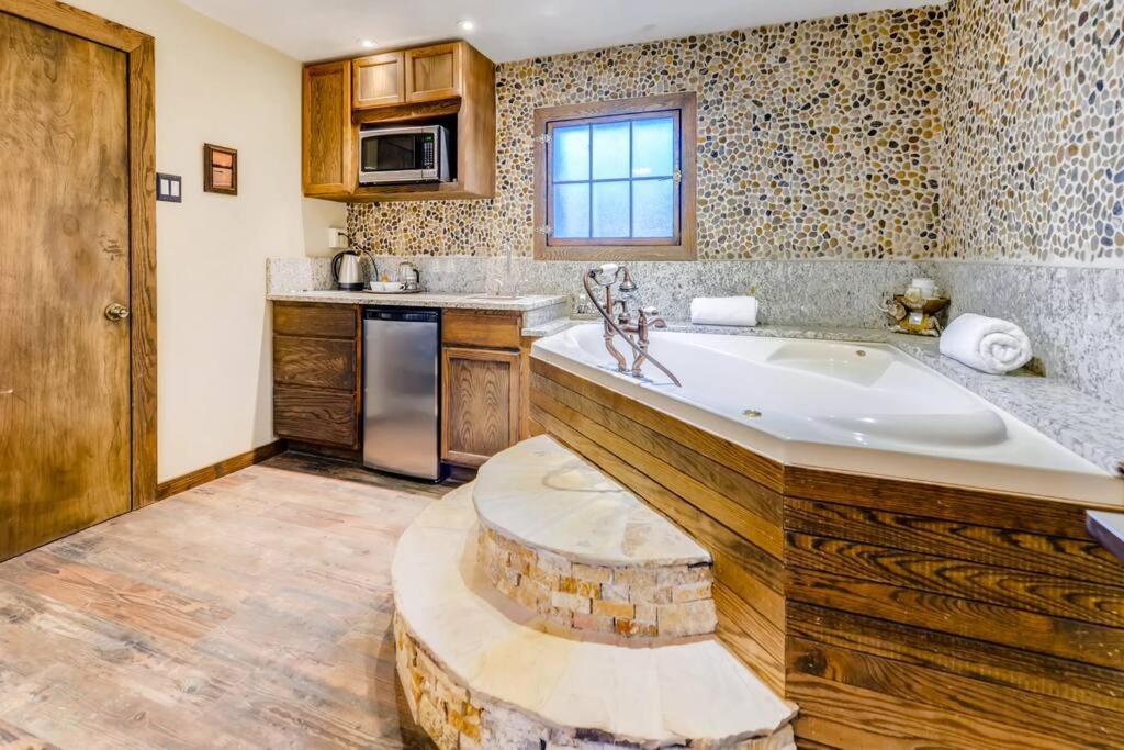 Cliff House Lodge And Hot Tub Cottages Моррісон Екстер'єр фото