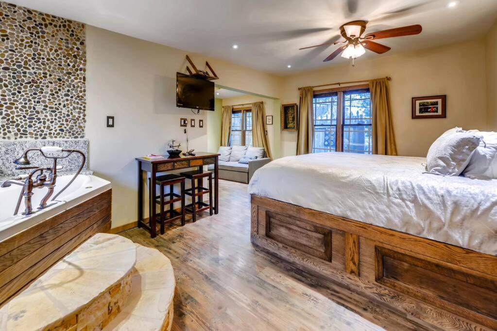 Cliff House Lodge And Hot Tub Cottages Моррісон Екстер'єр фото
