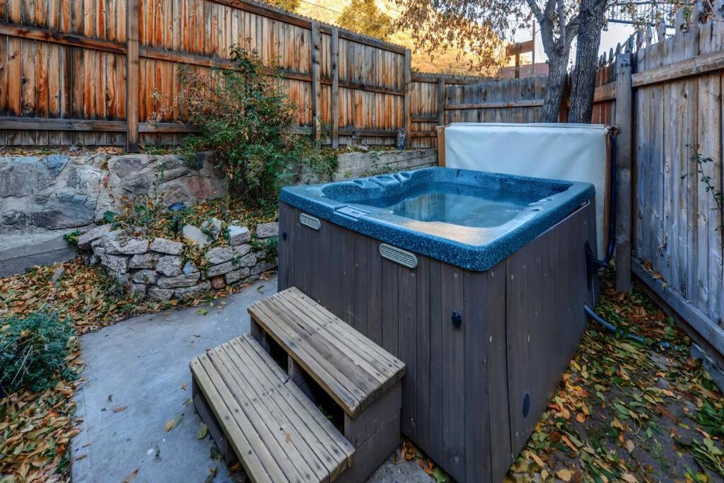 Cliff House Lodge And Hot Tub Cottages Моррісон Екстер'єр фото