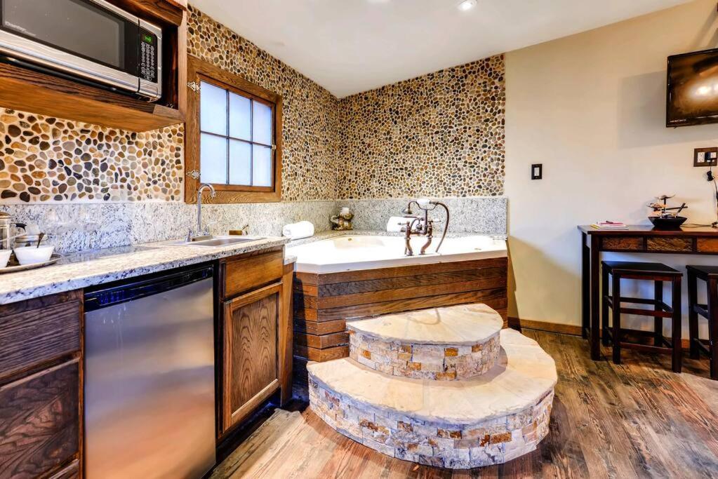 Cliff House Lodge And Hot Tub Cottages Моррісон Екстер'єр фото