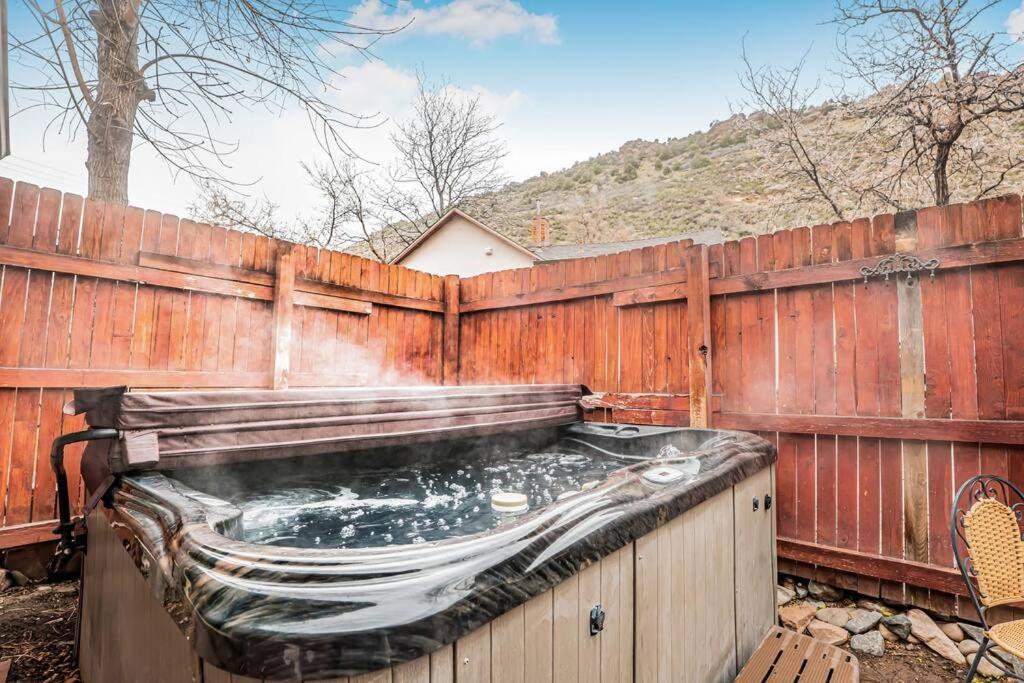 Cliff House Lodge And Hot Tub Cottages Моррісон Екстер'єр фото